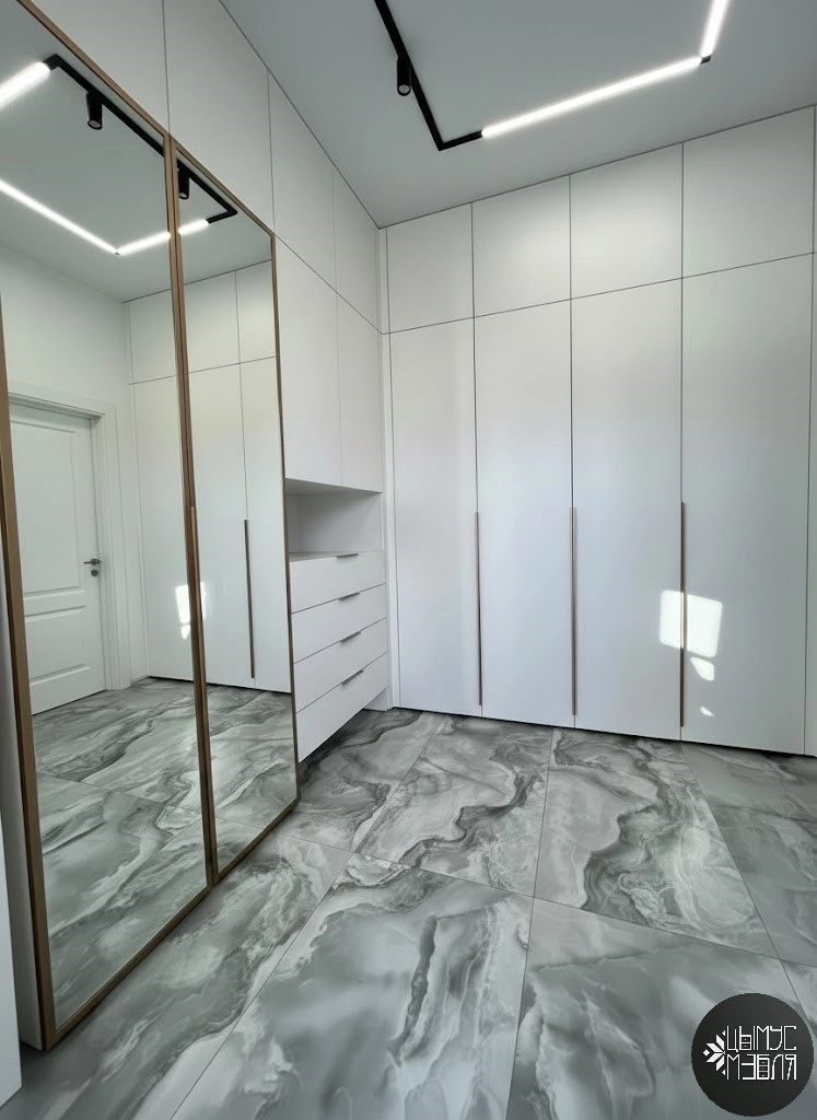 Угловая зеркальная прихожая