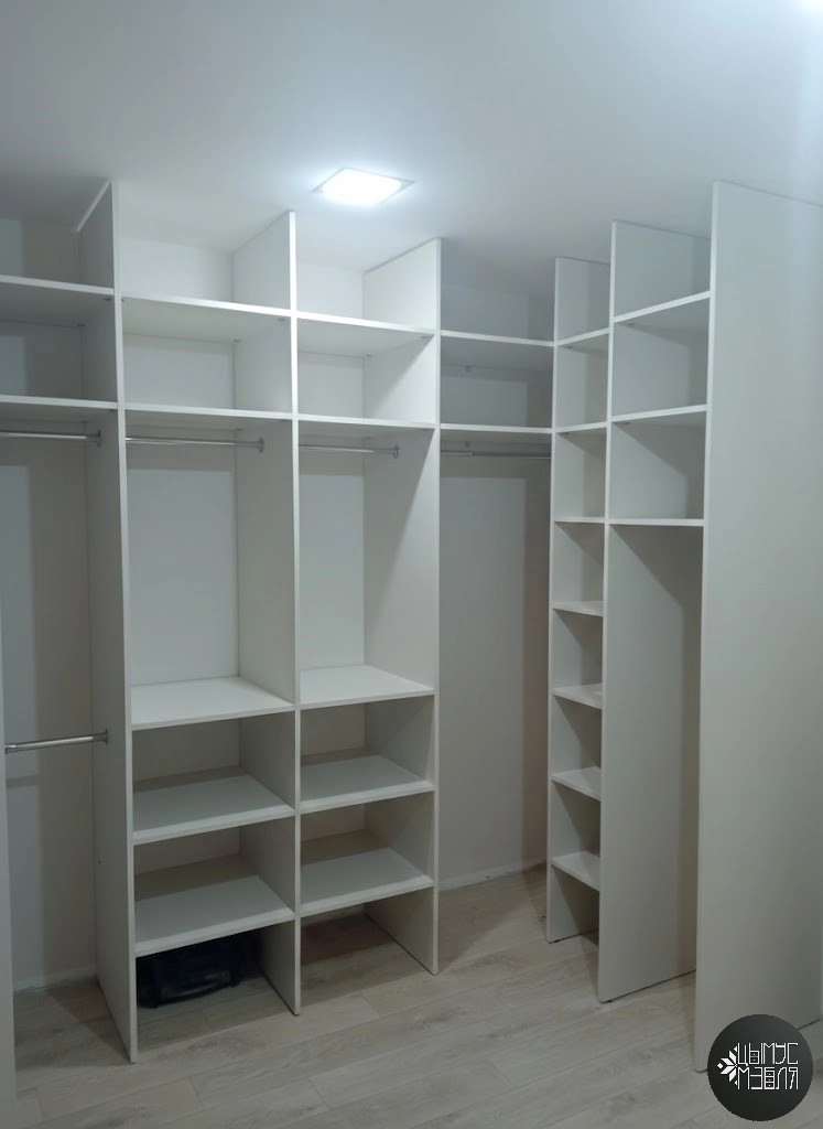 Встроенный гардеробный шкаф-купе