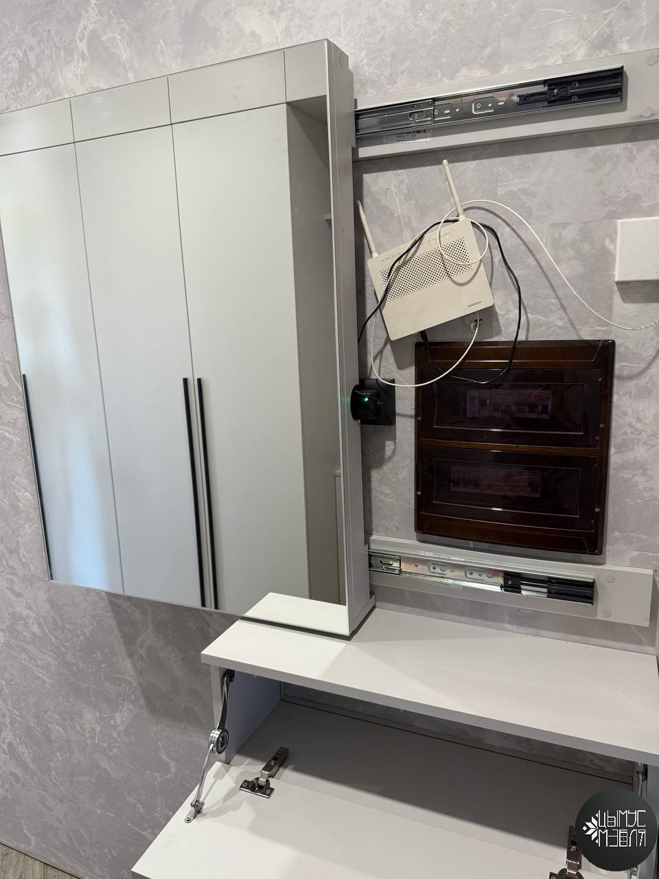 Зеркальный Смарт-Узел: Эстетичное решение для скрытия электрощита и роутера