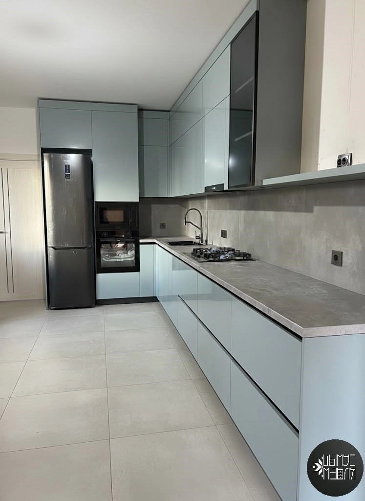 Кухня «Azure & Concrete»: Эстетика индустриального стиля в сочетании с небесной легкостью